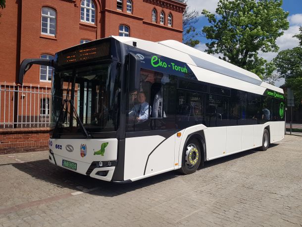 miejski autobus elektryczny koloru białego stojacy na parkingu